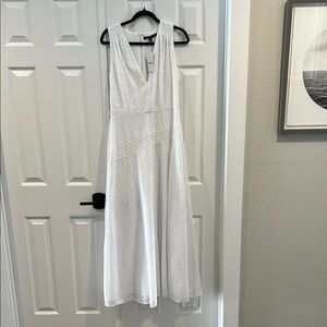 Elegant White Sleeveless Dress